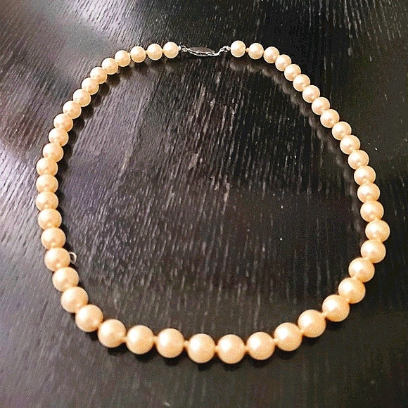 🤍Beautiful White Pearl Necklace🤍 - Picture 2 of 5